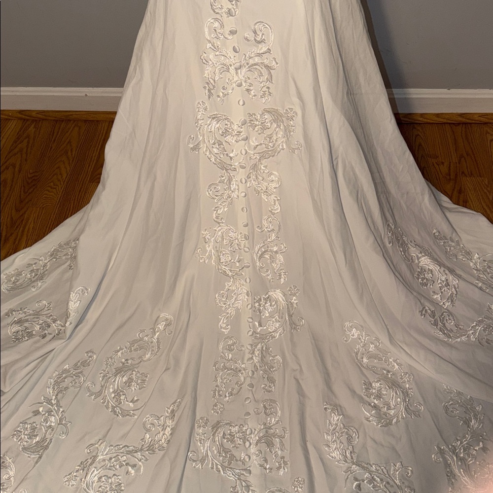 Ivory Lace Bridal Gown - Picture 11 of 16